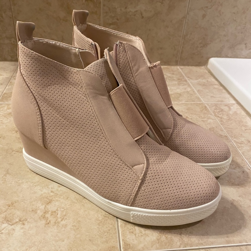 Blush wedges